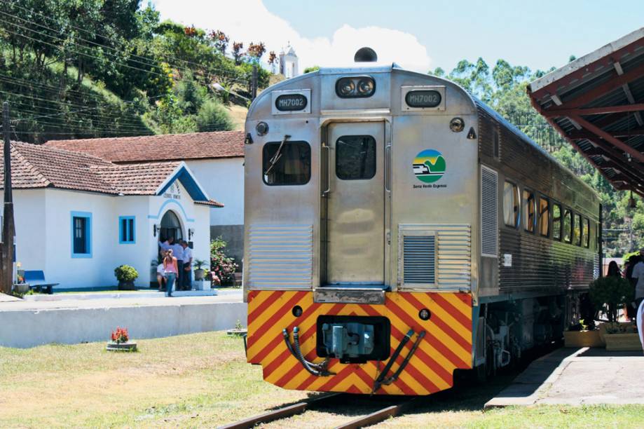 O moderno Trem das Montanhas Capixabas, reativado em 2010 para passeios turísticos, vai de Viana a Araguaia O moderno Trem das Montanhas Capixabas, reativado em 2010 para passeios turísticos, vai de Viana a Araguaia