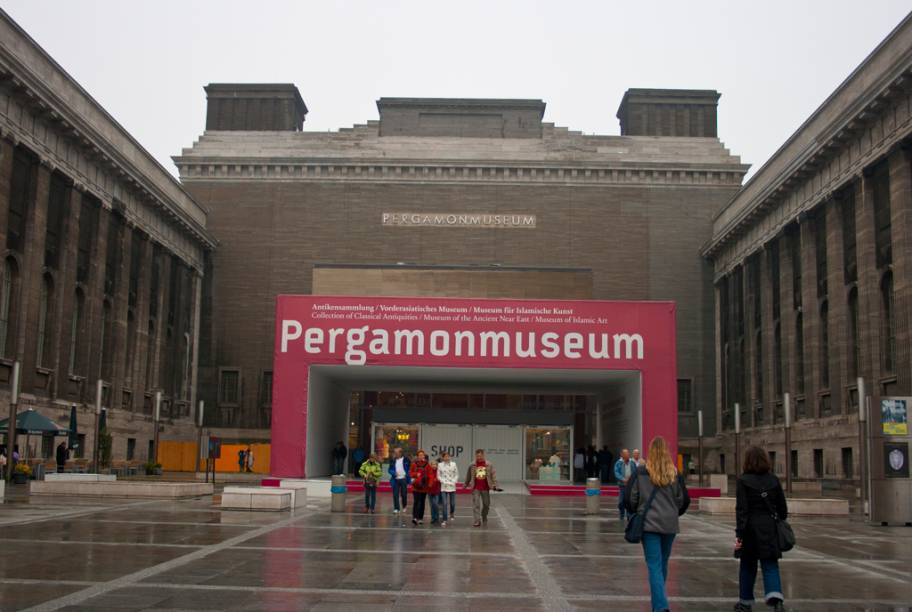 Erguido entre 1910 e 1930 para abrigar o Altar de Pérgamo, templo grego do século 2 a.C, o Museu Pergamon reúne uma coleção de arte da antiguidade clássica e peças do antigo Oriente