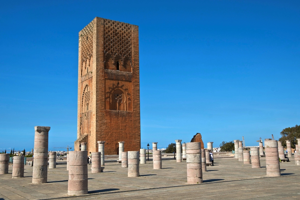 A torre Hassan foi iniciada em 1195 para ser o maior minarete do mundo, mas os trabalhos foram interrompidos com a morte do sultão Yakub I. Todo o resto da mesquita também manteve-se incompleto, hoje restando algumas paredes e centenas de colunas, que dão uma ideia da dimensão do complexo