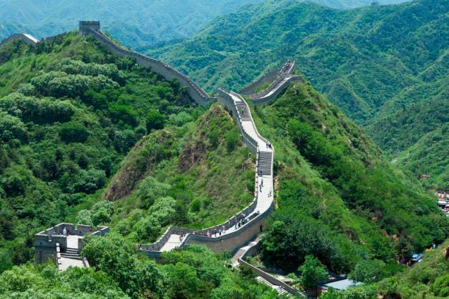 A Grande Muralha da China foi originalmente construída a mando do primeiro imperador, Qin Shi Huang, para proteger o país dos bárbaros do norte. Apesar de sucessivos mandatários fortificarem e ampliarem os muros, ele nunca provou ser um método defensivo muito eficaz A Grande Muralha da China foi originalmente construída a mando do primeiro imperador, Qin Shi Huang, para proteger o país dos bárbaros do norte. Apesar de sucessivos mandatários fortificarem e ampliarem os muros, ele nunca provou ser um método defensivo muito eficaz