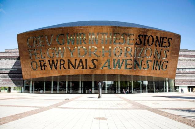 Um dos novos cartões-postais do País de Gales, o Wales Millenium Center, é um grande complexo de arte e cultura que recebe shows, mostras e festivais, além de jogos de futebol e rugby Um dos novos cartões-postais do País de Gales, o Wales Millenium Center, é um grande complexo de arte e cultura que recebe shows, mostras e festivais, além de jogos de futebol e rugby