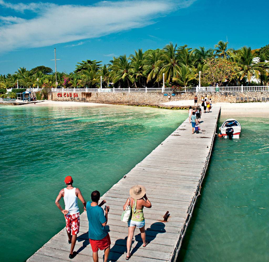 O píer onde atracam os barcos em Isla Grande O píer onde atracam os barcos em Isla Grande