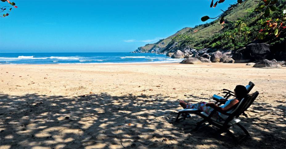<a href="https://viajeaqui.abril.com.br/cidades/br-sp-ilhabela" rel="Ilhabela"><strong>Ilhabela</strong></a><br />  <br />  Aqui, só fica entediado quem quer. São 40 praias, diversas trilhas e cachoeiras, o que torna um destino ideal para casais, família e esportistas.<br />   <br />  A praia de Castelhanos é a estrela da ilha: tem longa faixa de areia, com quase 2 quilômetros de extensão, e mar de águas claras, bom para surfar. <br />  <br />  Se a ideia é se refrescar numa deliciosa cachoeira, as sugestões são a da <a href="https://viajeaqui.abril.com.br/estabelecimentos/br-sp-ilhabela-atracao-cachoeira-da-lage" rel="Lage">Lage</a>, com poços para banho e um tobogã natural de 30 metros, e a da <a href="https://viajeaqui.abril.com.br/estabelecimentos/br-sp-ilhabela-atracao-cachoeira-da-toca" rel="Toca">Toca</a>, que conta com um tobogã de pedra de 50 metros de extensão, uma ducha de três metros de altura, uma piscina rasa e uma gruta que dá nome ao local. No verão, há tirolesa, arvorismo, rapel e escalada. <br />  <br />  <strong>Distância:</strong> 213 quilômetros<br />  <strong>Tempo médio de viagem:</strong> 3 horas<br />  <br />  <strong>Saiba mais:</strong>  <a href="https://viajeaqui.abril.com.br/cidades/br-sp-ilhabela/o-que-fazer" rel="O que fazer" title="O que fazer em Ilhabela">O que fazer</a><br />  <a href="https://viajeaqui.abril.com.br/cidades/br-sp-ilhabela/onde-comer" rel="Onde comer" title="Onde comer em Ilhabela">Onde comer</a><br />  <a href="https://viajeaqui.abril.com.br/cidades/br-sp-ilhabela/onde-ficar" rel="Onde ficar" title="Onde ficar em Ilhabela">Onde ficar  </a> <a href="https://viajeaqui.abril.com.br/cidades/br-sp-ilhabela" rel="Ilhabela"><strong>Ilhabela</strong></a><br />  <br />  Aqui, só fica entediado quem quer. São 40 praias, diversas trilhas e cachoeiras, o que torna um destino ideal para casais, família e esportistas.<br />   <br />  A praia de Castelhanos é a estrela da ilha: tem longa faixa de areia, com quase 2 quilômetros de extensão, e mar de águas claras, bom para surfar. <br />  <br />  Se a ideia é se refrescar numa deliciosa cachoeira, as sugestões são a da <a href="https://viajeaqui.abril.com.br/estabelecimentos/br-sp-ilhabela-atracao-cachoeira-da-lage" rel="Lage">Lage</a>, com poços para banho e um tobogã natural de 30 metros, e a da <a href="https://viajeaqui.abril.com.br/estabelecimentos/br-sp-ilhabela-atracao-cachoeira-da-toca" rel="Toca">Toca</a>, que conta com um tobogã de pedra de 50 metros de extensão, uma ducha de três metros de altura, uma piscina rasa e uma gruta que dá nome ao local. No verão, há tirolesa, arvorismo, rapel e escalada. <br />  <br />  <strong>Distância:</strong> 213 quilômetros<br />  <strong>Tempo médio de viagem:</strong> 3 horas<br />  <br />  <strong>Saiba mais:</strong>  <a href="https://viajeaqui.abril.com.br/cidades/br-sp-ilhabela/o-que-fazer" rel="O que fazer" title="O que fazer em Ilhabela">O que fazer</a><br />  <a href="https://viajeaqui.abril.com.br/cidades/br-sp-ilhabela/onde-comer" rel="Onde comer" title="Onde comer em Ilhabela">Onde comer</a><br />  <a href="https://viajeaqui.abril.com.br/cidades/br-sp-ilhabela/onde-ficar" rel="Onde ficar" title="Onde ficar em Ilhabela">Onde ficar  </a>