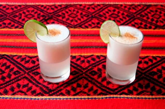 <strong>Pisco </strong><strong>–</strong><strong> <a href="https://viajeaqui.abril.com.br/paises/chile" rel="Chile " target="_blank">Chile</a> e <a href="https://viajeaqui.abril.com.br/paises/peru" rel="Peru" target="_blank">Peru</a></strong><br /> No século 19, os dois países se engalfinharam no que ficou conhecida como a Guerra do Pacifico. Décadas depois de assinada a paz, eles agora disputam a paternidade do pisco. Difícil saber a verdade, se é que existe uma. Este destilado do mosto do vinho é apreciado puro ou em drinks como o clássico <strong>pisco sour </strong>e pode ser encontrado facilmente em empórios, restaurantes ou adegas dos dois países.<br /> <strong>Teor alcoólico médio</strong><strong>:</strong> 30 a 40% <strong>Pisco </strong><strong>–</strong><strong> <a href="https://viajeaqui.abril.com.br/paises/chile" rel="Chile " target="_blank">Chile</a> e <a href="https://viajeaqui.abril.com.br/paises/peru" rel="Peru" target="_blank">Peru</a></strong><br /> No século 19, os dois países se engalfinharam no que ficou conhecida como a Guerra do Pacifico. Décadas depois de assinada a paz, eles agora disputam a paternidade do pisco. Difícil saber a verdade, se é que existe uma. Este destilado do mosto do vinho é apreciado puro ou em drinks como o clássico <strong>pisco sour </strong>e pode ser encontrado facilmente em empórios, restaurantes ou adegas dos dois países.<br /> <strong>Teor alcoólico médio</strong><strong>:</strong> 30 a 40%