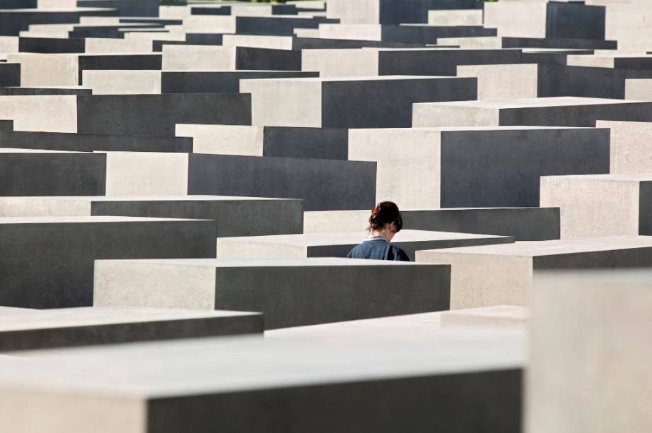 Entre o Portão de Brandemburgo e a Potsdamer Platz está o o Memorial aos Judeus Mortos na Europa, também conhecido como Memorial ao Holocausto Entre o Portão de Brandemburgo e a Potsdamer Platz está o o Memorial aos Judeus Mortos na Europa, também conhecido como Memorial ao Holocausto