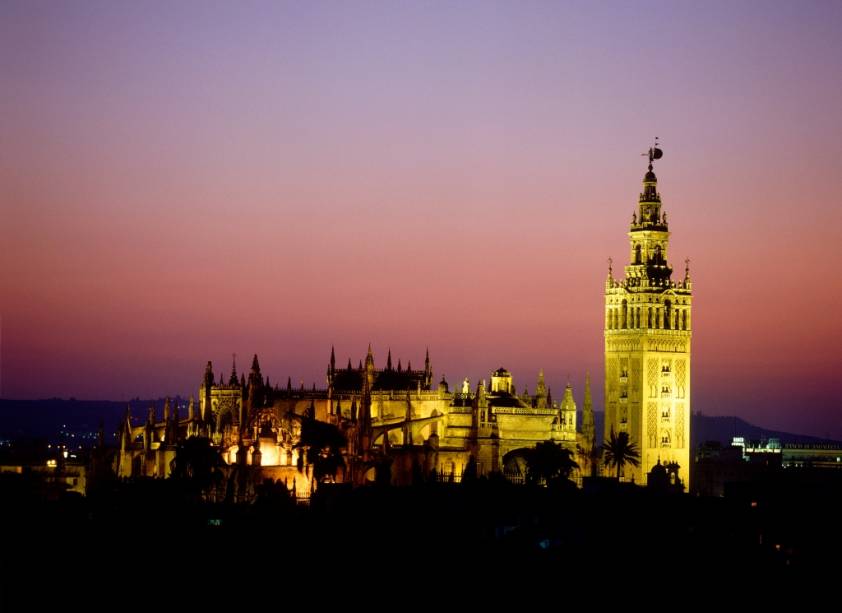 <strong>La Giralda, <a href="https://viajeaqui.abril.com.br/cidades/espanha-sevilha" rel="Sevilha" target="_blank">Sevilha</a>, Espanha</strong> De todos os elementos da antiga mesquita dos Almóadas, fundada em 1172, restaram apenas o pátio das laranjeiras e seu minarete. Sobre estas fundações foi estabelecida a <a href="https://viajeaqui.abril.com.br/estabelecimentos/espanha-sevilha-atracao-catedral-de-sevilha-e-la-giralda" rel="Catedral de Sevilha" target="_blank">Catedral de Sevilha</a>, que modificou a torre com o acréscimo de um campanário e do catavento que lhe deu o apelido pela qual é popularmente conhecido, a Giralda <strong>La Giralda, <a href="https://viajeaqui.abril.com.br/cidades/espanha-sevilha" rel="Sevilha" target="_blank">Sevilha</a>, Espanha</strong> De todos os elementos da antiga mesquita dos Almóadas, fundada em 1172, restaram apenas o pátio das laranjeiras e seu minarete. Sobre estas fundações foi estabelecida a <a href="https://viajeaqui.abril.com.br/estabelecimentos/espanha-sevilha-atracao-catedral-de-sevilha-e-la-giralda" rel="Catedral de Sevilha" target="_blank">Catedral de Sevilha</a>, que modificou a torre com o acréscimo de um campanário e do catavento que lhe deu o apelido pela qual é popularmente conhecido, a Giralda