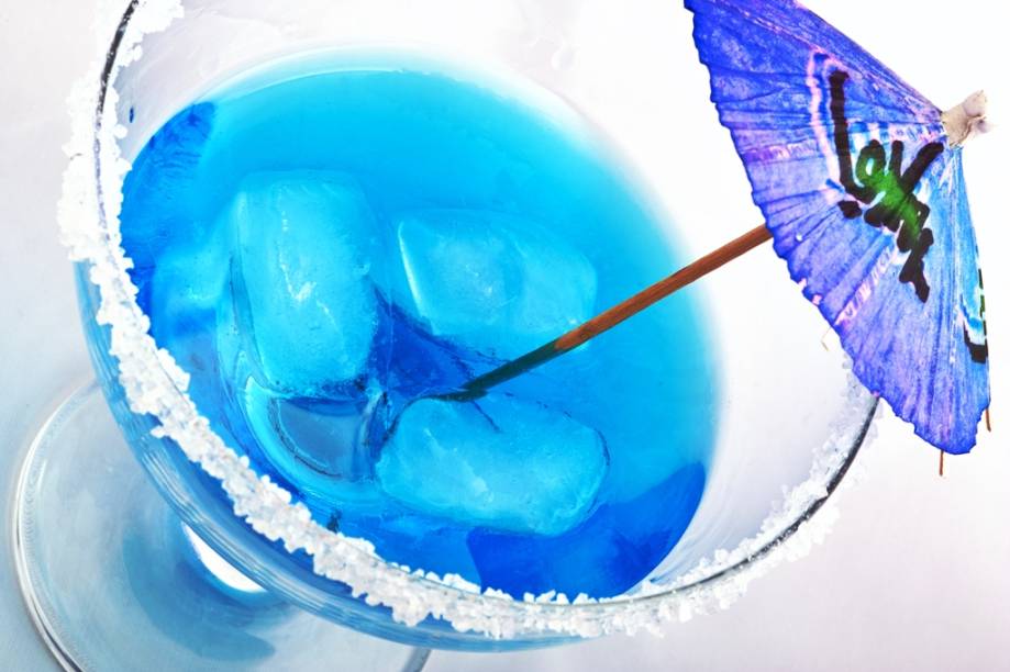 Terra do curaçao blue e do rum, o <strong>Caribe </strong>deu origem a uma série interminável de coquetéis que lubrificam as noites quentes. Dentre os drinks mais famosos nos cardápios de restaurantes e bares estão daiquiri, mojito, piña colada, planters punch e cuba libre. Do <em>grog </em>dos marinheiros britânicos à barrica de rum dos piratas do Caribe, muitas brigas, reputações, festas e brindes foram movidas com o produto dos imensos canaviais das ilhas