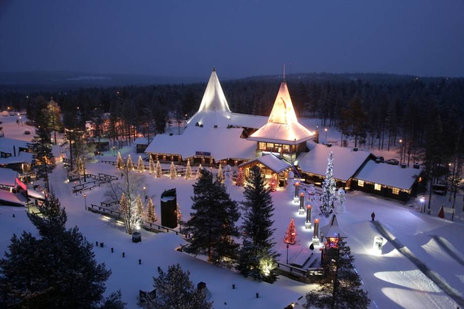 Rovaniemi, junto ao Círculo Polar Ártico, tem a sua própria vila do Papai Noel, com oficinas de brinquedos, várias lojas (claro!) e um cantinho para você tirar uma foto com o bom velhinho Rovaniemi, junto ao Círculo Polar Ártico, tem a sua própria vila do Papai Noel, com oficinas de brinquedos, várias lojas (claro!) e um cantinho para você tirar uma foto com o bom velhinho