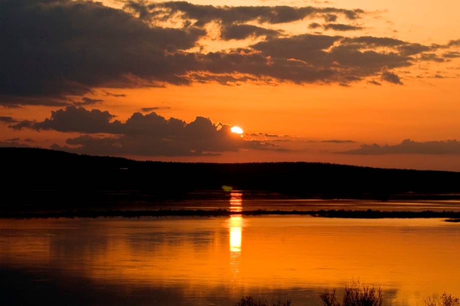 O Círculo Polar Ártico cruza as terras de Islândia, Groenlândia, Canadá, EUA, Rússia, Noruega, Suécia e Finlândia. Nas regiões ao norte dessa latitude ocorre o fenômeno do sol da meia noite, quando o sol não se põe durante os meses de verão. Ele ameaça cair no horizonte, mas logo volta a subir, num vai e volta entorpecedor. Já no inverno ocorre  o oposto, com uma noite permanente que dura mais de 180 dias. Rovaniemi, na Lapônia, é uma das regiões onde se pode presenciar esse fenômeno