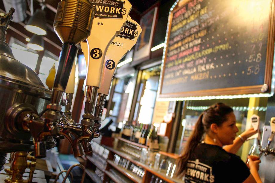 <strong>5. Beber sem enoafetação</strong> Nos brew pubs e tasting rooms, você pode até ouvir expressões como "âmbar fosco" e "notas de café torrado", pois sempre há alguém disposto a arriscar um comentário erudito, mas não é a regra. Geralmente, impressões primárias do tipo "essa é mais amarga, aquela é mais frutada, preferi a stout" permeiam o vocabulário dos cervejeiros da Califórnia, que não têm o deslumbramento dos neófitos e se reúnem para celebrar, conversar amenidades e, à medida que os copos esvaziam, falar bobagens. Conhecer os tanques de fermentação é a parte didática, mas burocrática e até dispensável, do programa. O que o povo quer mesmo é ir logo para o bar, entornar uns pints e relaxar. <strong>5. Beber sem enoafetação</strong> Nos brew pubs e tasting rooms, você pode até ouvir expressões como "âmbar fosco" e "notas de café torrado", pois sempre há alguém disposto a arriscar um comentário erudito, mas não é a regra. Geralmente, impressões primárias do tipo "essa é mais amarga, aquela é mais frutada, preferi a stout" permeiam o vocabulário dos cervejeiros da Califórnia, que não têm o deslumbramento dos neófitos e se reúnem para celebrar, conversar amenidades e, à medida que os copos esvaziam, falar bobagens. Conhecer os tanques de fermentação é a parte didática, mas burocrática e até dispensável, do programa. O que o povo quer mesmo é ir logo para o bar, entornar uns pints e relaxar.