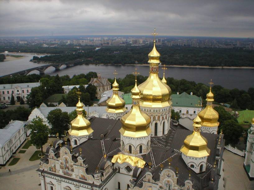 A estratégica localização junto ao rio Dnieper tornava aquela pequena planície o lugar ideal para estabelecer uma cidade. Por esta razão, <strong>Kiev</strong>, a capital da Ucrânia, esteve no caminho de tribos eslavas, vikings, mongóis e kazares, todos interessados no lucrativo comércio entre o mar Báltico e Constantinopla, a atual <a href="https://viajeaqui.abril.com.br/cidades/turquia-istambul" rel="Istambul" target="_blank">Istambul</a>. As cúpulas do monastério de Percherska Lavra são um dos muitos marcos que a igreja ortodoxa russa estabeleceu por ali