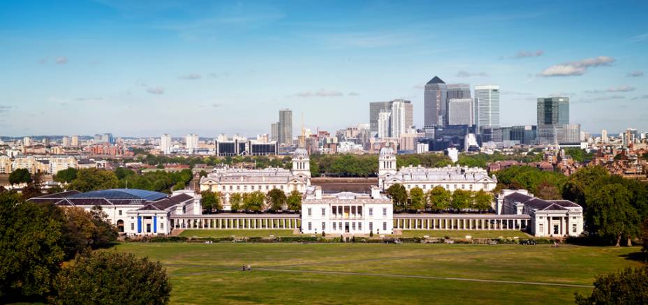 Museu Naval de Greenwich, com os edifícios do distrito financeiro de Canary Wharf ao fundo