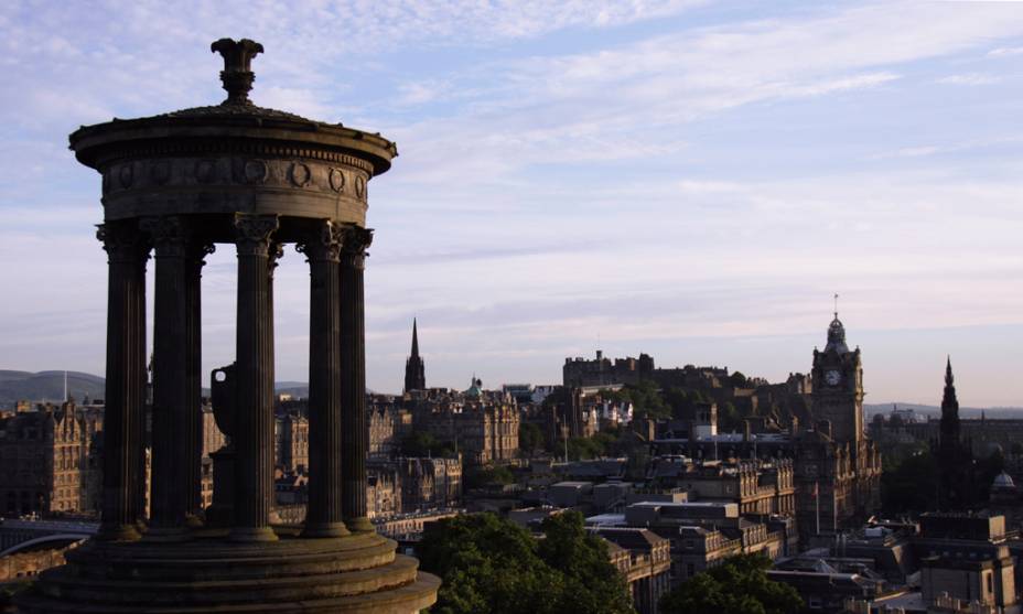 Monumento a Dugald Stewart e, ao fundo, o Castelo de <a href="https://viajeaqui.abril.com.br/cidades/escocia-edimburgo" rel="Edimburgo" target="_blank">Edimburgo</a>