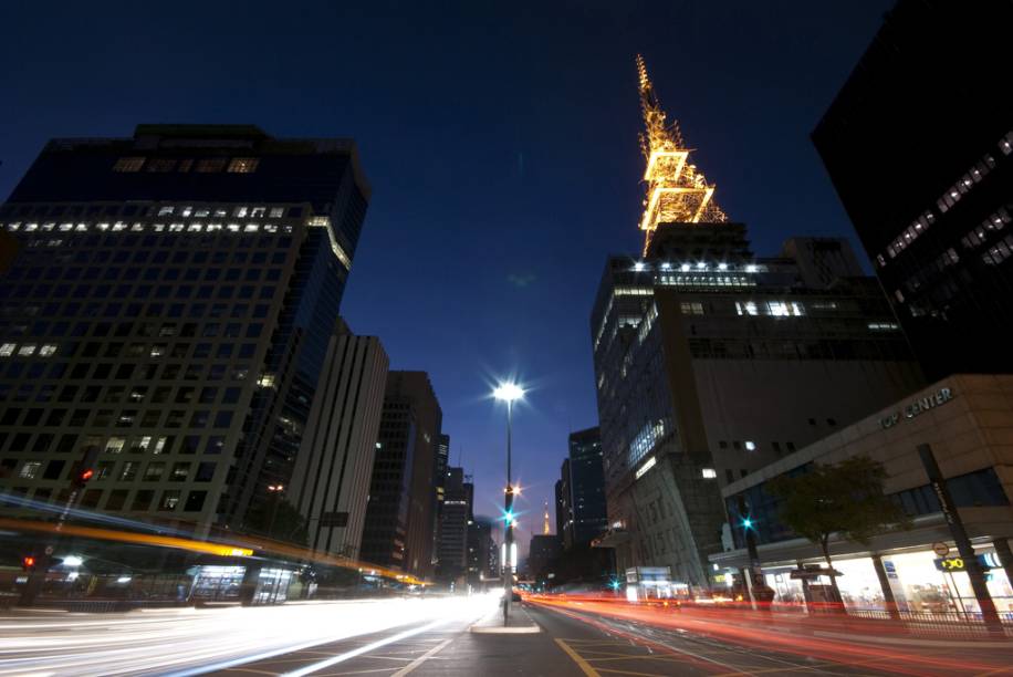 <strong>6. <a href="https://viajeaqui.abril.com.br/cidades/br-sp-sao-paulo/" rel="São Paulo">São Paulo</a></strong>A capital paulista recebeu um novo lançamento em 2011, com 147 unidades. O valor geral de vendas é de 59 milhões de reais, segundo levantamento da Lopes. O preço médio por metro quadrado é de 11.530 reais. Na foto, vista noturna da Avenida Paulista