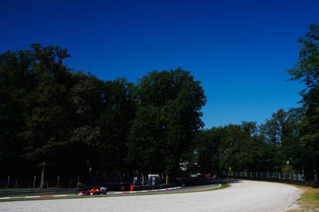 O italiano já nasce apaixonado por carros. Fiat, Alfa Romeo e, claro, a Ferrari, são empresas do país e, esta última, leva multidões para o Autodromo di Monza, na cidade homônima. Os ferraristas, geralmente, saem felizes do local: são 18 vitórias da equipe vermelha desde 1950 – ano de estreia da categoria e da prova no “circo”. Nelson Piquet, com quatro vitórias, é o brasileiro com o maior número de triunfos em Monza O italiano já nasce apaixonado por carros. Fiat, Alfa Romeo e, claro, a Ferrari, são empresas do país e, esta última, leva multidões para o Autodromo di Monza, na cidade homônima. Os ferraristas, geralmente, saem felizes do local: são 18 vitórias da equipe vermelha desde 1950 – ano de estreia da categoria e da prova no “circo”. Nelson Piquet, com quatro vitórias, é o brasileiro com o maior número de triunfos em Monza