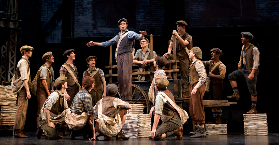 <strong>Newsies</strong><br />A história do filme da Disney de 1992 foi adaptada pela primeira vez para os palcos da Broadway este ano. Jack Kelly é um carismático menino que entrega jornais e sonha com uma vida melhor em Nova York. Ele encoraja seus amigos a fazerem uma greve contra as péssimas condições de trabalho da época (fim do século 19). O show estará em cartaz na Broadway por uma curta temporada, de 15 de março a 10 de junho deste ano. <a href="https://www.newsiesthemusical.com/" rel="www.newsiesthemusical.com" target="_blank"><em>www.newsiesthemusical.com</em></a> <strong>Newsies</strong><br />A história do filme da Disney de 1992 foi adaptada pela primeira vez para os palcos da Broadway este ano. Jack Kelly é um carismático menino que entrega jornais e sonha com uma vida melhor em Nova York. Ele encoraja seus amigos a fazerem uma greve contra as péssimas condições de trabalho da época (fim do século 19). O show estará em cartaz na Broadway por uma curta temporada, de 15 de março a 10 de junho deste ano. <a href="https://www.newsiesthemusical.com/" rel="www.newsiesthemusical.com" target="_blank"><em>www.newsiesthemusical.com</em></a>