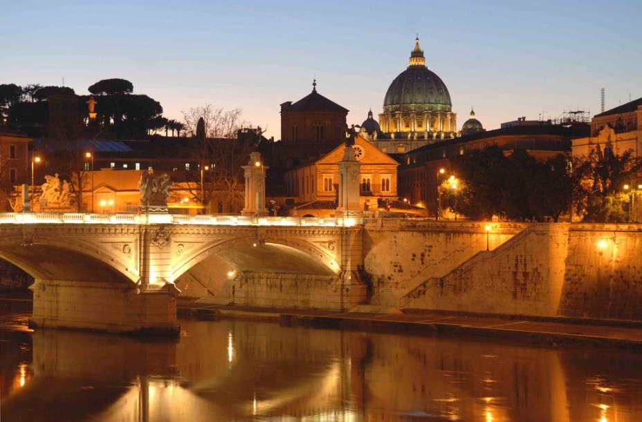 Vista noturna do Vaticano e da Ponte SantAngelo sobre o Rio Tibre Vista noturna do Vaticano e da Ponte SantAngelo sobre o Rio Tibre