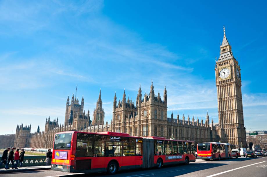 Casas do Parlamento Britãnico, com dois ícones londrinos: o double-deck bus e a torre do relógio