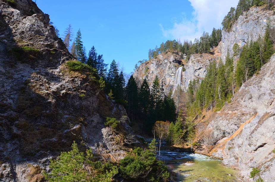 <strong>Ötschergräben, <a href="https://viajeaqui.abril.com.br/paises/austria" target="_blank" rel="noopener">Áustria</a></strong> O país europeu é rico em florestas e montanhas, o que o faz ter terrenos propícios para aventuras de bicicleta. A trilha pelo desfiladeiro Ötschergräben, na cidade de Mitterbach, tem cerca de 6 quilômetros de extensão e percorre trechos estreitos um tanto quanto desafiadores, como se fosse uma versão austríaca do Grand Canyon. Pelo caminho, o ciclista encontra vegetação abundante e cachoeiras. <strong>Ötschergräben, <a href="https://viajeaqui.abril.com.br/paises/austria" target="_blank" rel="noopener">Áustria</a></strong> O país europeu é rico em florestas e montanhas, o que o faz ter terrenos propícios para aventuras de bicicleta. A trilha pelo desfiladeiro Ötschergräben, na cidade de Mitterbach, tem cerca de 6 quilômetros de extensão e percorre trechos estreitos um tanto quanto desafiadores, como se fosse uma versão austríaca do Grand Canyon. Pelo caminho, o ciclista encontra vegetação abundante e cachoeiras.