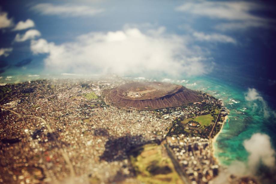 <strong>Diamond Head</strong><br />Diamond Head é o nome de um dos vulcões de Oahu, dado pelos marinheiros britânicos, que confundiram cristais embutidos na rocha com diamantes