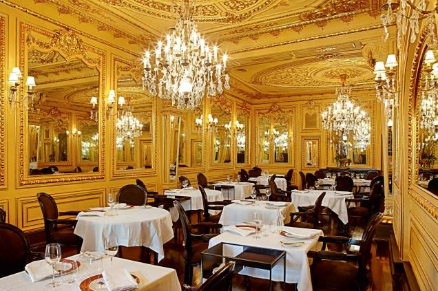 O <a href="https://restaurantetavares.net/" target="_blank" rel="noopener">Tavares </a>era o restaurante favorito de Eça e outros intelectuais da época. Ainda é um dos mais emblemáticos de Portugal e, apesar da decoração de época, tem menu contemporâneo. <em>(Rua da Misericórdia, 37)</em> O <a href="https://restaurantetavares.net/" target="_blank" rel="noopener">Tavares </a>era o restaurante favorito de Eça e outros intelectuais da época. Ainda é um dos mais emblemáticos de Portugal e, apesar da decoração de época, tem menu contemporâneo. <em>(Rua da Misericórdia, 37)</em>