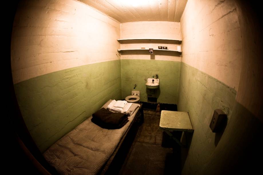 Num dos mais idílicos cenários urbanos do planeta, uma pequena ilhota cercada de águas geladas é um sinistro testemunho de outros tempos. Residência de personagens como Al Capone e George “Machine Gun” Kelly, o presídio entrou de vez no imaginário popular com a fita que dramatiza a espetacular fuga de Frank Morris e os irmãos Anglin. Hoje <a href="https://viajeaqui.abril.com.br/estabelecimentos/estados-unidos-san-francisco-atracao-alcatraz" target="_blank">Alcatraz</a> é um parque público e barcaças o conectam com o <a href="https://viajeaqui.abril.com.br/estabelecimentos/estados-unidos-san-francisco-atracao-fisherman-s-wharf" target="_blank"><strong>Fisherman’s Wharf</strong></a>. <strong>Alcatraz, Fuga Impossível </strong>(<em>Escape from Alcatraz</em>, Estados Unidos, 1979) <strong>Diretor: </strong>Don Siegel <strong>Estrelando: </strong>Clint Eastwood Num dos mais idílicos cenários urbanos do planeta, uma pequena ilhota cercada de águas geladas é um sinistro testemunho de outros tempos. Residência de personagens como Al Capone e George “Machine Gun” Kelly, o presídio entrou de vez no imaginário popular com a fita que dramatiza a espetacular fuga de Frank Morris e os irmãos Anglin. Hoje <a href="https://viajeaqui.abril.com.br/estabelecimentos/estados-unidos-san-francisco-atracao-alcatraz" target="_blank">Alcatraz</a> é um parque público e barcaças o conectam com o <a href="https://viajeaqui.abril.com.br/estabelecimentos/estados-unidos-san-francisco-atracao-fisherman-s-wharf" target="_blank"><strong>Fisherman’s Wharf</strong></a>. <strong>Alcatraz, Fuga Impossível </strong>(<em>Escape from Alcatraz</em>, Estados Unidos, 1979) <strong>Diretor: </strong>Don Siegel <strong>Estrelando: </strong>Clint Eastwood