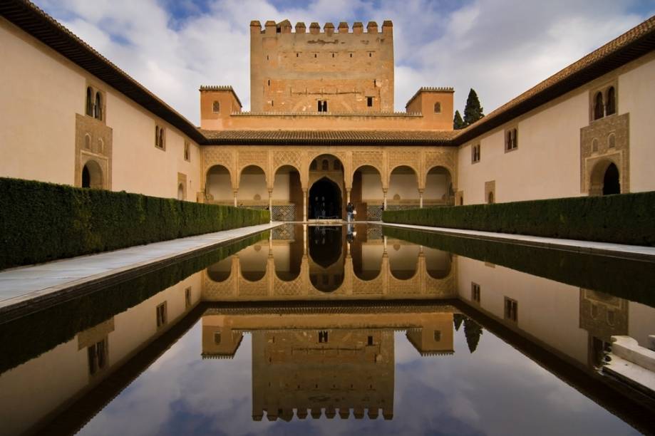 <strong>Alhambra, Granda, Espanha</strong>    Maior joia da arquitetura islâmica na Espanha, o Alhambra foi construído com elementos simples e banais, mas com extremo apuro artístico. O elemento água é onipresente em boa parte de seus espaços, como aqui, no Patio de los Arrayanes <strong>Alhambra, Granda, Espanha</strong>    Maior joia da arquitetura islâmica na Espanha, o Alhambra foi construído com elementos simples e banais, mas com extremo apuro artístico. O elemento água é onipresente em boa parte de seus espaços, como aqui, no Patio de los Arrayanes