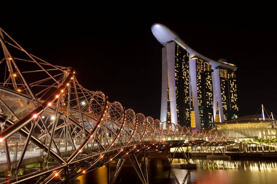 <strong>Marina Bay Sands, Cingapura</strong>Este gigantesco complexo que combina resort, museu, centro de convenções e cassino na marina de <a href="https://viajeaqui.abril.com.br/paises/cingapura" rel="Cingapura " target="_blank">Cingapura</a> é simplesmente estonteante. O SkyPark, um deck unindo as três torres de quartos do hotel, abriga restaurantes, bares e uma espetacular piscina ao ar livre. O projeto foi concebido por Moshe Safdie, com a fundamental engenharia da Arup 