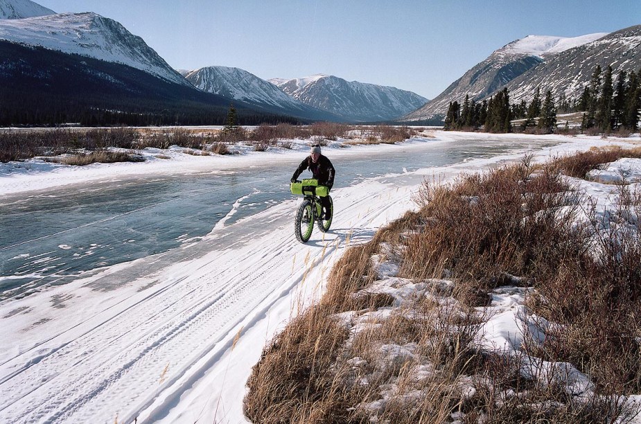 <strong>Yukon, <a href="https://viajeaqui.abril.com.br/paises/canada" target="_blank" rel="noopener">Canadá</a>, e Alasca, <a href="https://viajeaqui.abril.com.br/paises/estados-unidos" target="_blank" rel="noopener">Estados Unidos</a></strong> As trilhas não precisam durar apenas um dia e rotas autoguiadas, como na região de Yukon, no Canadá, podem proporcionar uma experiência mais longa, por dias. Uma das opções de travessia tem início em Haines, no Alasca (Estados Unidos), passa por Whitehorse (a maior cidade do estado de Yukon) e termina em Skagway (no território do Alasca), após 500 quilômetros de percurso em um trajeto quase circular.