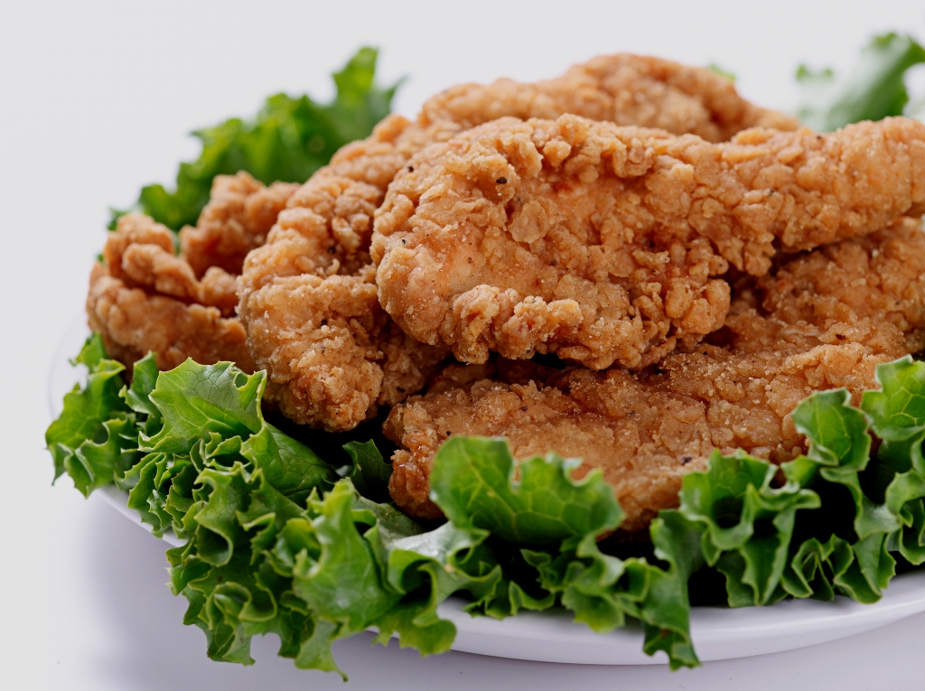<strong>Frango Frito, <a href="https://viajeaqui.abril.com.br/paises/estados-unidos" rel="Estados Unidos" target="_blank">Estados Unidos</a></strong><br /> Cada casa americana tem seu segredo para fazer a fenomenal massa do <em>fried chicken</em>. Crocante e sequinha por fora, macia e perfumada por dentro. O frango é quase um detalhe. Muito popular no centro-sul norte-americano, espalhou-se pelo mundo em franquias, que também levaram seus tradicionais acompanhamentos, milho e fritas <strong>Frango Frito, <a href="https://viajeaqui.abril.com.br/paises/estados-unidos" rel="Estados Unidos" target="_blank">Estados Unidos</a></strong><br /> Cada casa americana tem seu segredo para fazer a fenomenal massa do <em>fried chicken</em>. Crocante e sequinha por fora, macia e perfumada por dentro. O frango é quase um detalhe. Muito popular no centro-sul norte-americano, espalhou-se pelo mundo em franquias, que também levaram seus tradicionais acompanhamentos, milho e fritas