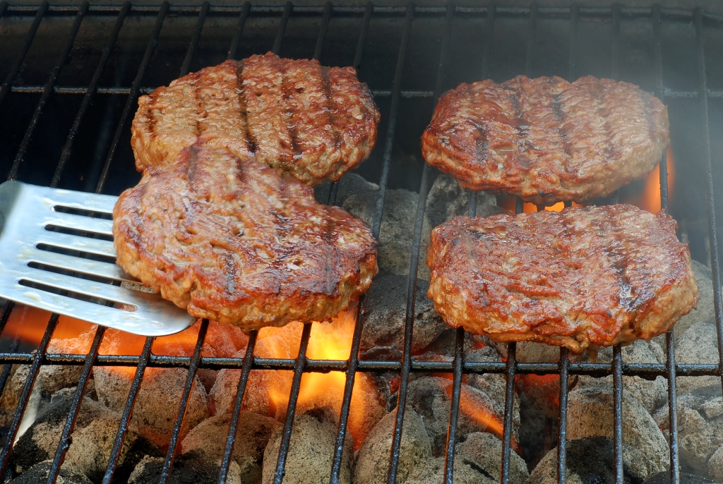 <strong>Hambúrguer, Estados Unidos</strong><br /> A maior contribuição dos norte-americanos para a gastronomia mundial é, incontestavelmente, o hambúrguer. Não há dúvidas de que o nome deriva da cidade de <a href="https://viajeaqui.abril.com.br/cidades/alemanha-hamburgo" rel="Hamburgo" target="_blank">Hamburgo</a>, na <a href="https://viajeaqui.abril.com.br/paises/alemanha" rel="Alemanha" target="_blank"><strong>Alemanha</strong></a>, mas a massa de carne moída achatada é genuinamente das Américas. Do simples pão com carne às empetecadas versões de dois andares com múltiplos coadjuvantes, do icônico Big Mac ao X-Salada da padaria da esquina, é aqui que os comunistas mirins se rendem ao império. <strong>Hambúrguer, Estados Unidos</strong><br /> A maior contribuição dos norte-americanos para a gastronomia mundial é, incontestavelmente, o hambúrguer. Não há dúvidas de que o nome deriva da cidade de <a href="https://viajeaqui.abril.com.br/cidades/alemanha-hamburgo" rel="Hamburgo" target="_blank">Hamburgo</a>, na <a href="https://viajeaqui.abril.com.br/paises/alemanha" rel="Alemanha" target="_blank"><strong>Alemanha</strong></a>, mas a massa de carne moída achatada é genuinamente das Américas. Do simples pão com carne às empetecadas versões de dois andares com múltiplos coadjuvantes, do icônico Big Mac ao X-Salada da padaria da esquina, é aqui que os comunistas mirins se rendem ao império.