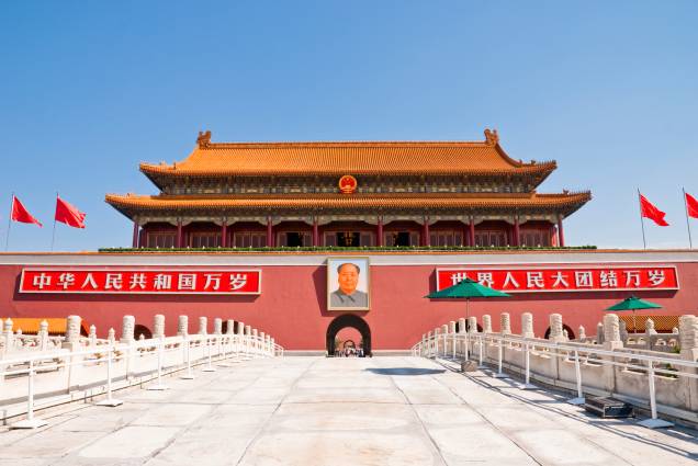 <strong>Praça Tiananmen – <a href="https://beta-develop.viagemeturismo.abril.com.br/cidades/pequim-beijing/" target="_blank" rel="noopener">Beijing</a> – <a href="https://beta-develop.viagemeturismo.abril.com.br/paises/china-2/" target="_blank" rel="noopener">China</a> </strong>Também conhecida do <strong>Portão da Paz Celestial</strong>, é a principal área pública de Pequim. Ficou marcada para sempre pelas repressivas reações aos movimentos estudantis de 1989, mas o que se vê hoje são famílias passeando entre sisudos soldados que guardam bandeiras vermelhas e o mausoléu do Grande Timoneiro. Lá, duas vezes ao dia, o corpo embalsamado de Mao Tsé-tung sobe da geladeira para ser reverenciado pelos turistas. Outros pontos de interesse são a bandeira nacional – onde cerimônias de hasteamento e arriamento ocorrem todos os dias – e o Monumento aos Heróis (1958), em memória aos combatentes da Revolução Comunista. Na ponta sul estão o Portão Qian e a Torre da Flecha, tudo o que sobrou da muralha que passava por ali. Já ao norte está o Portão da Paz Celestial, Tian Men, que dá acesso à Cidade Proibida e sobre o qual foi proclamada a República da China, em 1949. O retrato do camarada Mao está lá até hoje para revistar as tropas nas frequentes demonstrações de força do governo <em><a href="https://www.booking.com/searchresults.pt-br.html?aid=332455&sid=d98f25c4d6d5f89238aebe98e11a09ba&sb=1&src=searchresults&src_elem=sb&error_url=https%3A%2F%2Fwww.booking.com%2Fsearchresults.pt-br.html%3Faid%3D332455%3Bsid%3Dd98f25c4d6d5f89238aebe98e11a09ba%3Btmpl%3Dsearchresults%3Bac_click_type%3Db%3Bac_position%3D0%3Bclass_interval%3D1%3Bdest_id%3D-132007%3Bdest_type%3Dcity%3Bdtdisc%3D0%3Bfrom_sf%3D1%3Bgroup_adults%3D2%3Bgroup_children%3D0%3Biata%3DVCE%3Binac%3D0%3Bindex_postcard%3D0%3Blabel_click%3Dundef%3Bno_rooms%3D1%3Boffset%3D0%3Bpostcard%3D0%3Braw_dest_type%3Dcity%3Broom1%3DA%252CA%3Bsb_price_type%3Dtotal%3Bsearch_selected%3D1%3Bshw_aparth%3D1%3Bslp_r_match%3D0%3Bsrc%3Dindex%3Bsrc_elem%3Dsb%3Bsrpvid%3D247e79b290db028c%3Bss%3DVeneza%252C%2520Veneto%252C%2520It%25C3%25A1lia%3Bss_all%3D0%3Bss_raw%3Dveneza%3Bssb%3Dempty%3Bsshis%3D0%3Bssne%3DRio%2520de%2520Janeiro%3Bssne_untouched%3DRio%2520de%2520Janeiro%26%3B&ss=Beijing%2C+Beijing+Area%2C+China&is_ski_area=&ssne=Veneza&ssne_untouched=Veneza&city=-132007&checkin_year=&checkin_month=&checkout_year=&checkout_month=&group_adults=2&group_children=0&no_rooms=1&from_sf=1&ss_raw=beijing&ac_position=0&ac_langcode=en&ac_click_type=b&dest_id=-1898541&dest_type=city&iata=BJS&place_id_lat=39.914608&place_id_lon=116.391136&search_pageview_id=247e79b290db028c&search_selected=true&search_pageview_id=247e79b290db028c&ac_suggestion_list_length=5&ac_suggestion_theme_list_length=0" target="_blank" rel="noopener">Busque hospedagem em Beijing</a></em> <strong>Praça Tiananmen – <a href="https://beta-develop.viagemeturismo.abril.com.br/cidades/pequim-beijing/" target="_blank" rel="noopener">Beijing</a> – <a href="https://beta-develop.viagemeturismo.abril.com.br/paises/china-2/" target="_blank" rel="noopener">China</a> </strong>Também conhecida do <strong>Portão da Paz Celestial</strong>, é a principal área pública de Pequim. Ficou marcada para sempre pelas repressivas reações aos movimentos estudantis de 1989, mas o que se vê hoje são famílias passeando entre sisudos soldados que guardam bandeiras vermelhas e o mausoléu do Grande Timoneiro. Lá, duas vezes ao dia, o corpo embalsamado de Mao Tsé-tung sobe da geladeira para ser reverenciado pelos turistas. Outros pontos de interesse são a bandeira nacional – onde cerimônias de hasteamento e arriamento ocorrem todos os dias – e o Monumento aos Heróis (1958), em memória aos combatentes da Revolução Comunista. Na ponta sul estão o Portão Qian e a Torre da Flecha, tudo o que sobrou da muralha que passava por ali. Já ao norte está o Portão da Paz Celestial, Tian Men, que dá acesso à Cidade Proibida e sobre o qual foi proclamada a República da China, em 1949. O retrato do camarada Mao está lá até hoje para revistar as tropas nas frequentes demonstrações de força do governo <em><a href="https://www.booking.com/searchresults.pt-br.html?aid=332455&sid=d98f25c4d6d5f89238aebe98e11a09ba&sb=1&src=searchresults&src_elem=sb&error_url=https%3A%2F%2Fwww.booking.com%2Fsearchresults.pt-br.html%3Faid%3D332455%3Bsid%3Dd98f25c4d6d5f89238aebe98e11a09ba%3Btmpl%3Dsearchresults%3Bac_click_type%3Db%3Bac_position%3D0%3Bclass_interval%3D1%3Bdest_id%3D-132007%3Bdest_type%3Dcity%3Bdtdisc%3D0%3Bfrom_sf%3D1%3Bgroup_adults%3D2%3Bgroup_children%3D0%3Biata%3DVCE%3Binac%3D0%3Bindex_postcard%3D0%3Blabel_click%3Dundef%3Bno_rooms%3D1%3Boffset%3D0%3Bpostcard%3D0%3Braw_dest_type%3Dcity%3Broom1%3DA%252CA%3Bsb_price_type%3Dtotal%3Bsearch_selected%3D1%3Bshw_aparth%3D1%3Bslp_r_match%3D0%3Bsrc%3Dindex%3Bsrc_elem%3Dsb%3Bsrpvid%3D247e79b290db028c%3Bss%3DVeneza%252C%2520Veneto%252C%2520It%25C3%25A1lia%3Bss_all%3D0%3Bss_raw%3Dveneza%3Bssb%3Dempty%3Bsshis%3D0%3Bssne%3DRio%2520de%2520Janeiro%3Bssne_untouched%3DRio%2520de%2520Janeiro%26%3B&ss=Beijing%2C+Beijing+Area%2C+China&is_ski_area=&ssne=Veneza&ssne_untouched=Veneza&city=-132007&checkin_year=&checkin_month=&checkout_year=&checkout_month=&group_adults=2&group_children=0&no_rooms=1&from_sf=1&ss_raw=beijing&ac_position=0&ac_langcode=en&ac_click_type=b&dest_id=-1898541&dest_type=city&iata=BJS&place_id_lat=39.914608&place_id_lon=116.391136&search_pageview_id=247e79b290db028c&search_selected=true&search_pageview_id=247e79b290db028c&ac_suggestion_list_length=5&ac_suggestion_theme_list_length=0" target="_blank" rel="noopener">Busque hospedagem em Beijing</a></em>