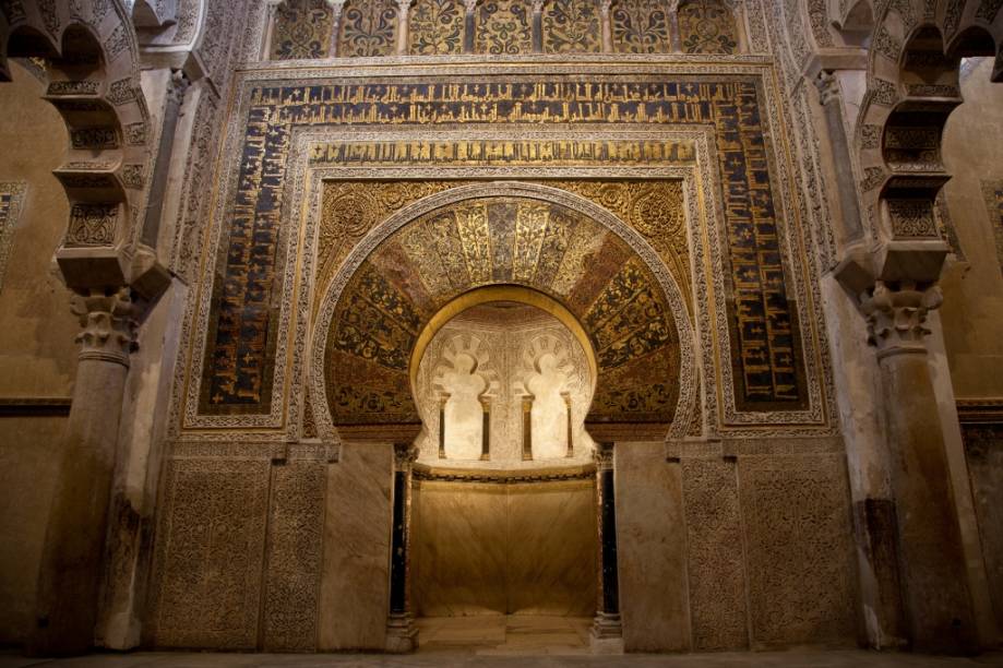 <strong>Mihrab</strong>Um dos elementos básicos da arquitetura das mesquitas é o <em>mihrab</em>, o nicho que indica a direção de Meca. Ricamente ornamentado e presentes em diferentes formatos, estes se encontram inseridos nas paredes <em>qibla</em>, para onde todos os fiéis se voltam durante as orações. Este mihrab encontra-se na Grande Mesquita de Córdoba, na <a href="https://viajeaqui.abril.com.br/paises/espanha" rel="Espanha" target="_blank">Espanha</a> <strong>Mihrab</strong>Um dos elementos básicos da arquitetura das mesquitas é o <em>mihrab</em>, o nicho que indica a direção de Meca. Ricamente ornamentado e presentes em diferentes formatos, estes se encontram inseridos nas paredes <em>qibla</em>, para onde todos os fiéis se voltam durante as orações. Este mihrab encontra-se na Grande Mesquita de Córdoba, na <a href="https://viajeaqui.abril.com.br/paises/espanha" rel="Espanha" target="_blank">Espanha</a>