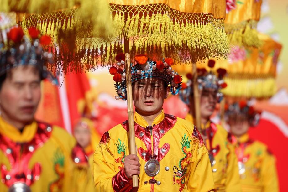 Chineses saem às ruas de Pequim para celebrar a chegada do Ano do Dragão