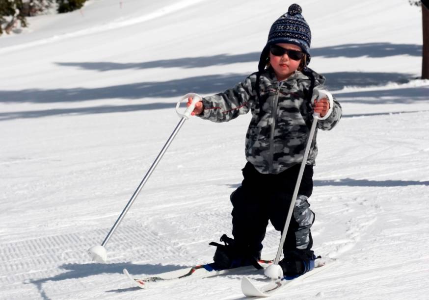 <strong>E as crianças?</strong><br /> O esqui é um esporte bem divertido para as crianças, que estarão praticando uma atividade em um ambiente completamente distinto do seu cotidiano. Não deixe de seguir as regras de segurança, usar equipamentos adequados e aprender o esporte passo a passo.<br /> Para os menorzinhos, que não podem esquiar, há a oportunidade de escorregar em tobogãs, trenós, fazer guerra de bolinhas de neve e construir bonecos e castelos. Se estiver muito frio, muitos hotéis oferecem áreas reservadas para crianças, com biblioteca, video games, atividades lúdicas e físicas <strong>E as crianças?</strong><br /> O esqui é um esporte bem divertido para as crianças, que estarão praticando uma atividade em um ambiente completamente distinto do seu cotidiano. Não deixe de seguir as regras de segurança, usar equipamentos adequados e aprender o esporte passo a passo.<br /> Para os menorzinhos, que não podem esquiar, há a oportunidade de escorregar em tobogãs, trenós, fazer guerra de bolinhas de neve e construir bonecos e castelos. Se estiver muito frio, muitos hotéis oferecem áreas reservadas para crianças, com biblioteca, video games, atividades lúdicas e físicas