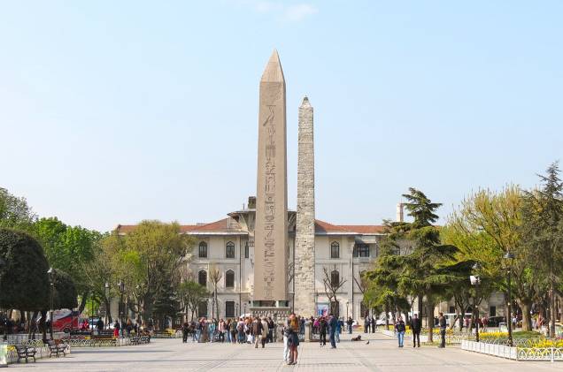 A praça do Hipódromo é praticamente uma extensão da praça de Sultanahmed e funcionava como um hipódromo na época bizantina A praça do Hipódromo é praticamente uma extensão da praça de Sultanahmed e funcionava como um hipódromo na época bizantina