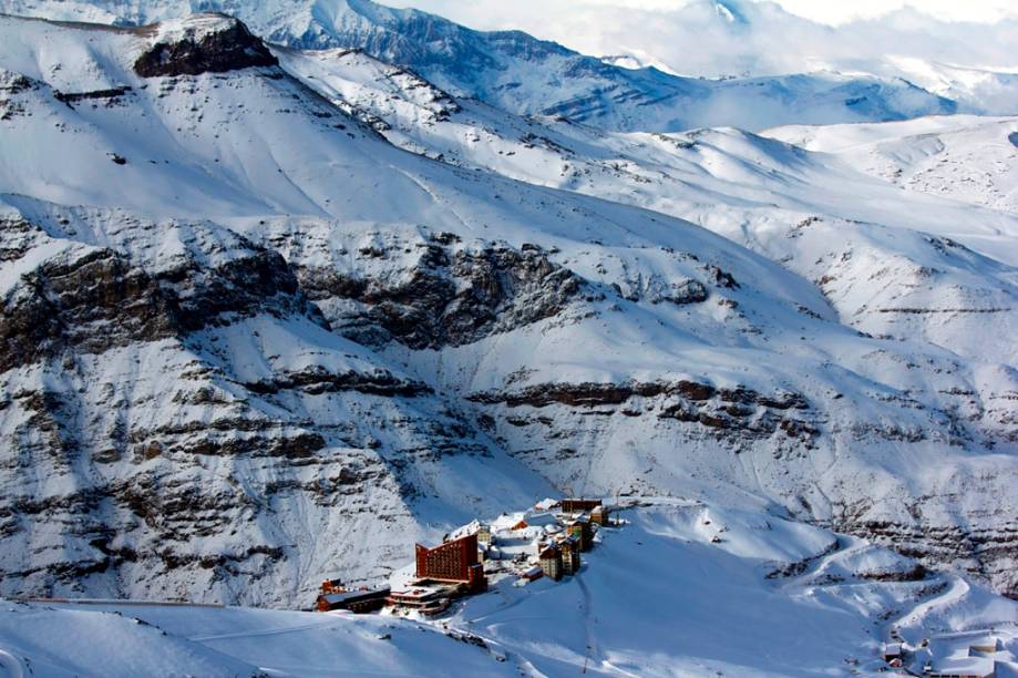 <strong><a href="https://viajeaqui.abril.com.br/cidades/chile-valle-nevado" rel="Valle Nevado" target="_blank">Valle Nevado</a>, <a href="https://viajeaqui.abril.com.br/paises/chile" rel="Chile" target="_blank">Chile</a></strong>        Considerada por muitos como a mais famosa estação de esqui do Chile, Valle Nevado oferece uma estrutura excelente. São 15 pistas que serpenteiam de uma altura de 3.670 metros e que misturam níveis intermediários e avançados.  Para chegar ao topo delas, 15 elevações carregam os visitantes. Entre elas, há teleféricos de cadeira, de superfície e até uma gôndola! 