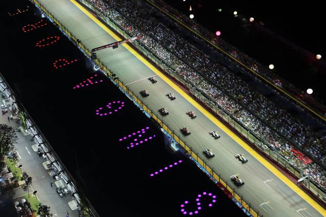 O Grande Prêmio de <a href="https://viajeaqui.abril.com.br/paises/cingapura" rel="Cingapura" target="_blank">Cingapura</a>, no Marina Bay Street Circuit, foi a primeira corrida da história da Fórmula 1 a ser realizada à noite, em 2008. Com uma estrutura moderna e um show de luzes, a pista foi onde aconteceu a polêmica com brasileiro Nelsinho Piquet, filho do tricampeão da categoria, Nelson Piquet, que foi ordenado por sua equipe, a Renault, a bater no muro e forçar a entrada do safety car (carro de segurança, em tradução livre) para que seu companheiro, o espanhol Fernando Alonso, vencesse a prova O Grande Prêmio de <a href="https://viajeaqui.abril.com.br/paises/cingapura" rel="Cingapura" target="_blank">Cingapura</a>, no Marina Bay Street Circuit, foi a primeira corrida da história da Fórmula 1 a ser realizada à noite, em 2008. Com uma estrutura moderna e um show de luzes, a pista foi onde aconteceu a polêmica com brasileiro Nelsinho Piquet, filho do tricampeão da categoria, Nelson Piquet, que foi ordenado por sua equipe, a Renault, a bater no muro e forçar a entrada do safety car (carro de segurança, em tradução livre) para que seu companheiro, o espanhol Fernando Alonso, vencesse a prova