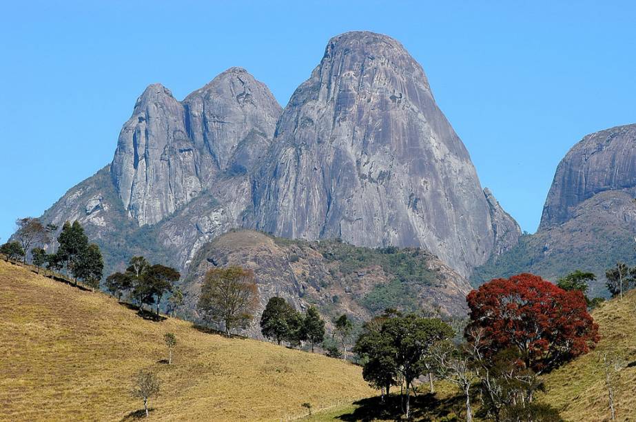 <strong>21. Parque Estadual dos Três Picos </strong>É preciso esforço para chegar aos três picos que batizam o maior parque estadual do Rio de Janeiro, em Nova Friburgo. O primeiro deles, o Pico Menor (2260 metros), tem acesso por 4 horas de caminhada. Os outros dois – a Montanha do Capacete (2000 metros) e o Pico Maior (2316 metros) – são vencidos apenas em escalada. Trilhas mais leves levam à Caixa do Fósforo (uma pedra de 30 metros equilibrada sobre um monte) e à Cabeça do Dragão, montanha de 2080 metros com bela vista para os outros atrativos do parque. Acesso pelo km 46,5 da RJ-130 para Conquista, 21/2649-6847.