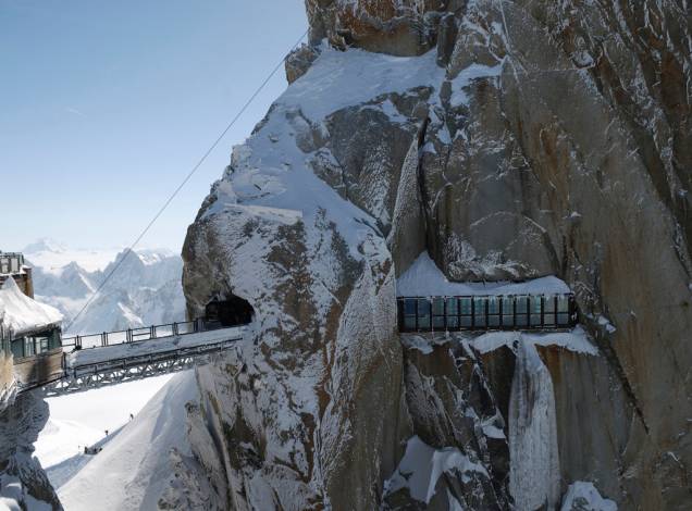 Passarela e túnel encravado no Mont Blanc, em <a href="https://viajeaqui.abril.com.br/materias/esqui-e-vida-selvagem-na-francesa-chamonix" rel="Chamonix" target="_blank">Chamonix</a>, nos <a href="https://viajeaqui.abril.com.br/cidades/franca-alpes-franceses" rel="Alpes Franceses" target="_blank">Alpes Franceses</a>; sede das primeiras Olimpíadas de Inverno, a cidade começou a atrair exploradores em 1741, hipnotizados pelo glaciar que cobria a base do vale Passarela e túnel encravado no Mont Blanc, em <a href="https://viajeaqui.abril.com.br/materias/esqui-e-vida-selvagem-na-francesa-chamonix" rel="Chamonix" target="_blank">Chamonix</a>, nos <a href="https://viajeaqui.abril.com.br/cidades/franca-alpes-franceses" rel="Alpes Franceses" target="_blank">Alpes Franceses</a>; sede das primeiras Olimpíadas de Inverno, a cidade começou a atrair exploradores em 1741, hipnotizados pelo glaciar que cobria a base do vale