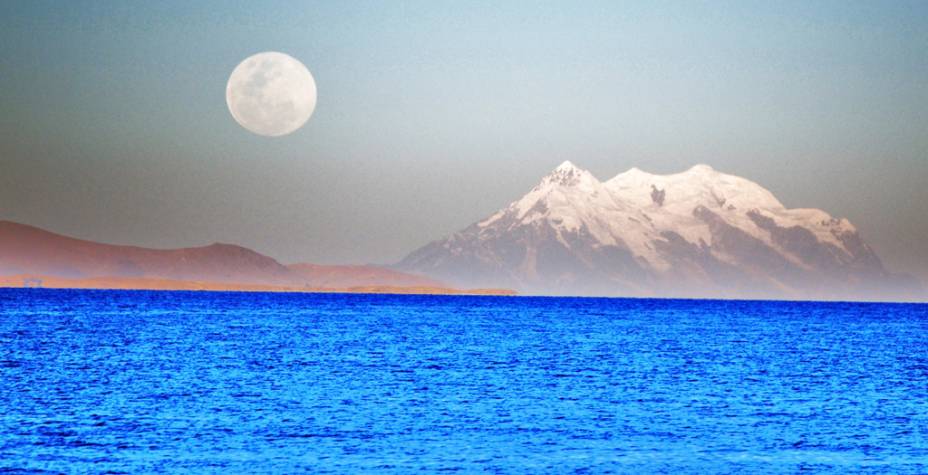 Lua cheia no Lago Titicaca, na <a href="https://viajeaqui.abril.com.br/paises/bolivia" rel="Bol&iacute;via" target="_blank">Bol&iacute;via</a>