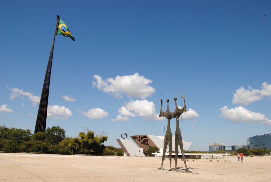 <a href="https://viajeaqui.abril.com.br/estabelecimentos/br-df-brasilia-atracao-praca-dos-tres-poderes-1958" rel="14. Praça dos Três Poderes "><strong>14. Praça dos Três Poderes  </strong></a>Os Guerreiros, ou Os Candangos, de Bruno Giorgi, são outra escultura de destaque na Praça dos Três Poderes. A obra representa os trabalhadores que construíram Brasília. Atrás dela é possível ver a Casa de Chá, onde hoje funciona o Centro de Atendimento ao Turista.Recomenda-se não visitar a Praça ao meio dia em dias de muito sol devido à falta de sombra