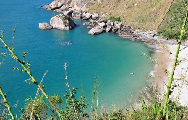 <a href="https://viajeaqui.abril.com.br/estabelecimentos/br-rj-rio-de-janeiro-atracao-praias-do-perigoso-do-meio-funda-e-do-inferno" rel="Praia do Perigoso " target="_blank"><strong>Praia do Perigoso </strong></a> Localizada entre Grumari e Barra de Guaratiba, só se chega no Perigoso por uma trilha de 40 minutos ou de barco. É uma das praias mais selvagens da cidade e fica em área de preservação ambiental. Portanto, não há comércio no local <a href="https://viajeaqui.abril.com.br/estabelecimentos/br-rj-rio-de-janeiro-atracao-praias-do-perigoso-do-meio-funda-e-do-inferno" rel="Praia do Perigoso " target="_blank"><strong>Praia do Perigoso </strong></a> Localizada entre Grumari e Barra de Guaratiba, só se chega no Perigoso por uma trilha de 40 minutos ou de barco. É uma das praias mais selvagens da cidade e fica em área de preservação ambiental. Portanto, não há comércio no local