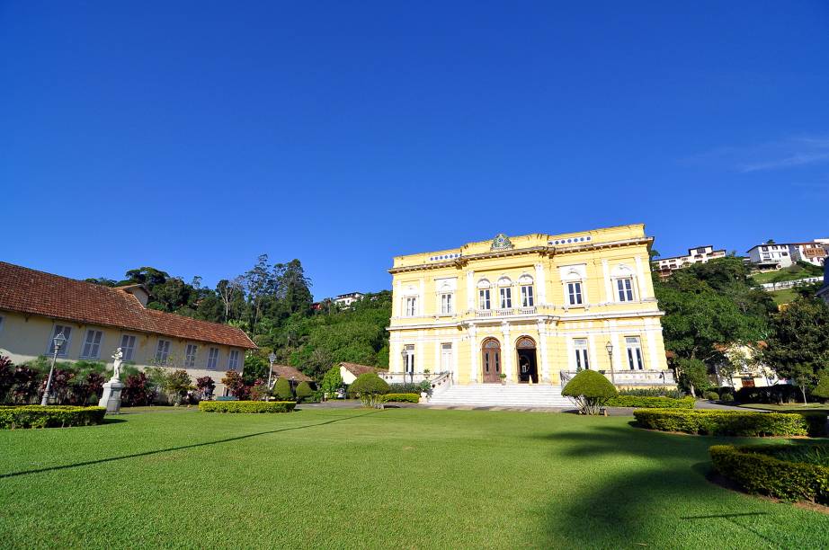 <a href="https://viajeaqui.abril.com.br/cidades/br-rj-petropolis" rel="9. Petrópolis (RJ)" target="_self"><strong>9. Petrópolis (RJ)</strong></a> O clima ameno, as casas charmosas e a atmosfera colonial da cidade, sentida em atrações históricas como o <strong><a href="https://viajeaqui.abril.com.br/estabelecimentos/br-rj-petropolis-atracao-palacio-rio-negro" rel="Palácio Rio Negro" target="_self">Palácio Rio Negro</a></strong>, são o ponto forte da cidadezinha localizada a 72 quilômetros do <a href="https://viajeaqui.abril.com.br/cidades/br-rj-rio-de-janeiro" rel="Rio de Janeiro (RJ)" target="_blank">Rio de Janeiro (RJ)</a> <a href="https://viajeaqui.abril.com.br/cidades/br-rj-petropolis" rel="9. Petrópolis (RJ)" target="_self"><strong>9. Petrópolis (RJ)</strong></a> O clima ameno, as casas charmosas e a atmosfera colonial da cidade, sentida em atrações históricas como o <strong><a href="https://viajeaqui.abril.com.br/estabelecimentos/br-rj-petropolis-atracao-palacio-rio-negro" rel="Palácio Rio Negro" target="_self">Palácio Rio Negro</a></strong>, são o ponto forte da cidadezinha localizada a 72 quilômetros do <a href="https://viajeaqui.abril.com.br/cidades/br-rj-rio-de-janeiro" rel="Rio de Janeiro (RJ)" target="_blank">Rio de Janeiro (RJ)</a>