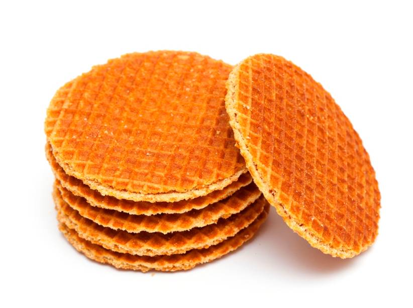 <strong>Stroopwaffle, Holanda</strong>    Um sanduichinho achatado de waffle, recheado de caramelo, parece ser uma descrição um tanto simplista do stroopwaffle, o campeão dos cafés da tarde holandeses. Os habitantes de Gouda, a mesma cidade do queijo, dizem que a melhor receita (e original) é deles, mas seja como for, coloque uma dessas "tampas" sobre sua caneca de chá, café ou chocolate quente para amolecer a casca. Campeão!