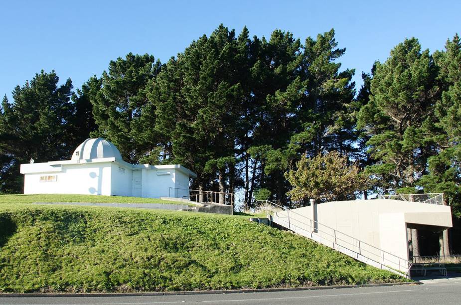 O James Cook Observatory é o observatório astronômico situado mais a leste no planeta - nas lentes dos telescópios, o céu aparece primeiro O James Cook Observatory é o observatório astronômico situado mais a leste no planeta - nas lentes dos telescópios, o céu aparece primeiro