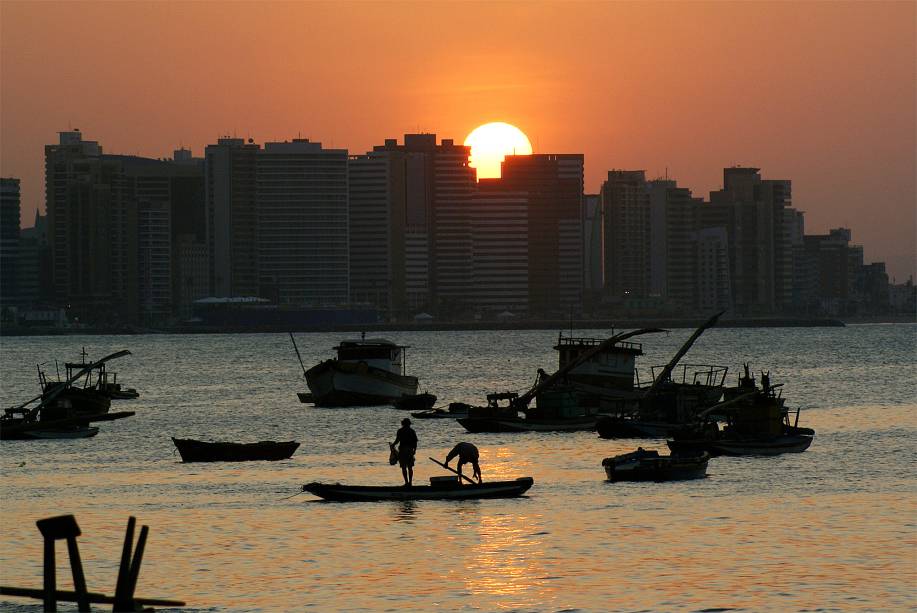 O horizonte de <a href="https://viajeaqui.abril.com.br/cidades/br-ce-fortaleza" rel="Fortaleza (CE)" target="_blank"><strong>Fortaleza (CE)</strong></a> ficou em<strong> 73º lugar</strong> e é constantemente iluminado pelo sol<a href="https://www.booking.com/city/br/fortaleza.pt-br.html?aid=332455&label=viagemabril-skylines" rel="Veja hotéis em Fortaleza no booking.com" target="_blank"><em>Veja hotéis em Fortaleza no booking.com</em></a>