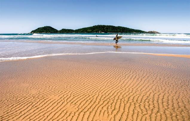 <strong><a href="https://viajeaqui.abril.com.br/cidades/br-sc-florianopolis" rel="FLORIPA" target="_blank">FLORIPA</a> EM POUSADA</strong>Congestionada no verão, Florianópolis abriga mais de 100 praias capazes de satisfazer a todos os perfis. Como bônus, a capital catarinense tem infra de cidade grande, um gostoso mercado central e vilas açorianas que servem ostras frescas. As três noites são na <a href="https://www.tamarindo.com.br/" rel="Vila Tamarindo" target="_blank">Vila Tamarindo</a>, pousada midscale próxima à <a href="https://viajeaqui.abril.com.br/estabelecimentos/br-sc-florianopolis-atracao-praia-campeche" rel="Praia do Campeche" target="_blank">Praia do Campeche</a> (foto), frequentada por surfistas.<strong>QUANDO:</strong> Em maio<strong>QUEM LEVA:</strong> A <a href="https://www.tamviagens.com.br/#&panel1-1" rel="TAM" target="_blank">TAM</a><strong>QUANTO:</strong> R$ 550 <strong><a href="https://viajeaqui.abril.com.br/cidades/br-sc-florianopolis" rel="FLORIPA" target="_blank">FLORIPA</a> EM POUSADA</strong>Congestionada no verão, Florianópolis abriga mais de 100 praias capazes de satisfazer a todos os perfis. Como bônus, a capital catarinense tem infra de cidade grande, um gostoso mercado central e vilas açorianas que servem ostras frescas. As três noites são na <a href="https://www.tamarindo.com.br/" rel="Vila Tamarindo" target="_blank">Vila Tamarindo</a>, pousada midscale próxima à <a href="https://viajeaqui.abril.com.br/estabelecimentos/br-sc-florianopolis-atracao-praia-campeche" rel="Praia do Campeche" target="_blank">Praia do Campeche</a> (foto), frequentada por surfistas.<strong>QUANDO:</strong> Em maio<strong>QUEM LEVA:</strong> A <a href="https://www.tamviagens.com.br/#&panel1-1" rel="TAM" target="_blank">TAM</a><strong>QUANTO:</strong> R$ 550