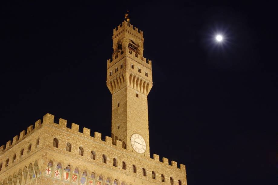 O <strong>Palazzo Vecchio</strong> domina a <strong>Piazza della Signoria</strong> O <strong>Palazzo Vecchio</strong> domina a <strong>Piazza della Signoria</strong>