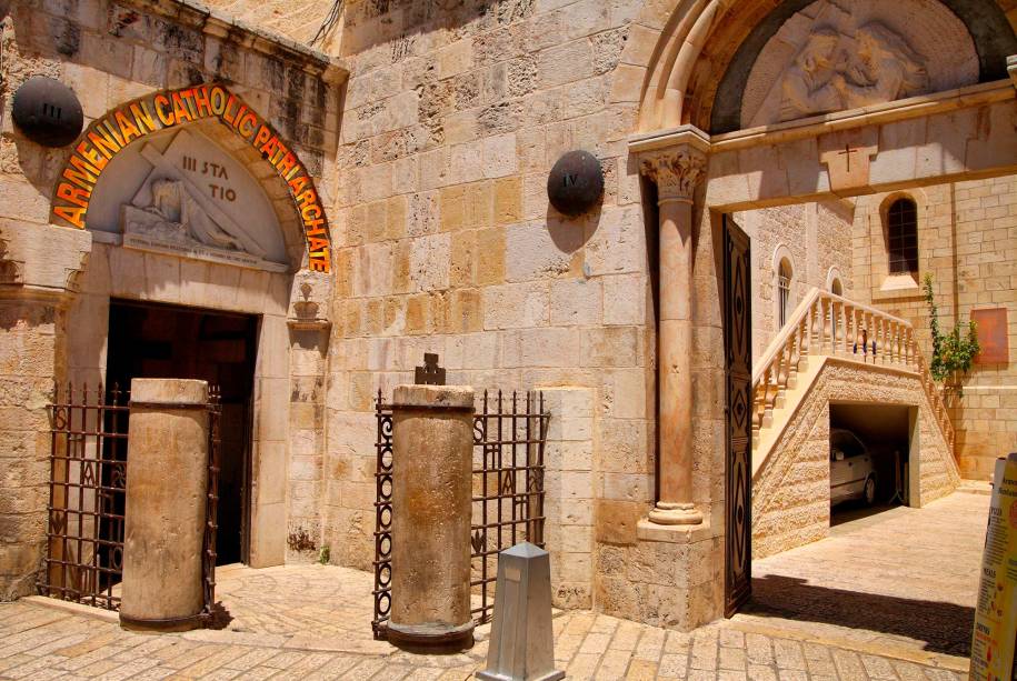 <strong><a href="https://viajeaqui.abril.com.br/estabelecimentos/israel-jerusalem-atracao-via-dolorosa" rel="Via Dolorosa" target="_blank">Via Dolorosa</a>, <a href="https://viajeaqui.abril.com.br/cidades/israel-jerusalem" rel="Jerusalém" target="_blank">Jerusalém</a></strong>    Cristianismo à parte, é fato de que Jesus é um importante personagem para a História. Uma lista com as passagens mais célebres do mundo, portanto, não poderia deixar de incluir a via por onde acredita-se que ele passou carregando a cruz. O caminho tortuoso pelas vielas da Cidade Velha de Jerusalém tem 14 paradas, identificadas em inscrições nos muros. A Via Dolorosa - que não é uma só rua, mas um trajeto - começa no bairro islâmico e termina na Igreja do Santo Sepulcro